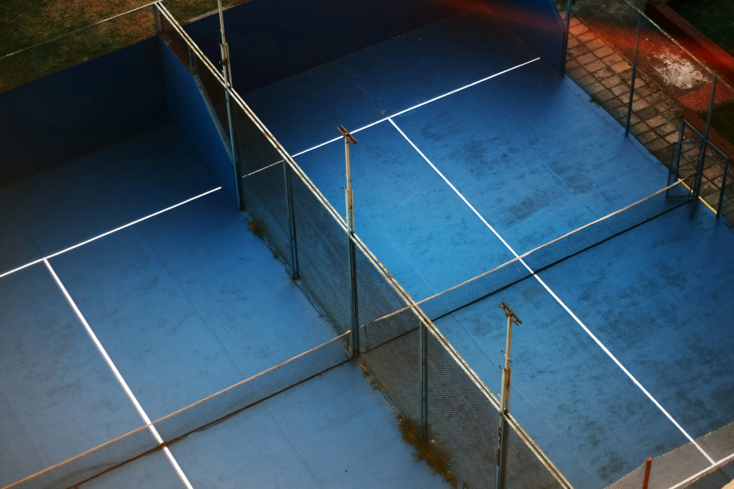 Padelbaan met het glas en het gaas eromheen